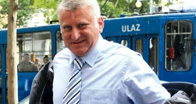 Seks skandal trese susjede: HDZ-ov političar u šoku, eksplicitne fotografije sa ljubavnicom procurile u javnost