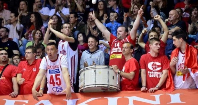 Kao odgovor na prošlosedmične provokacije, hrvatski navijači u Podgorici skandirali 'Ovo je Srbija'