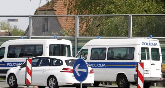 Nekoliko maskiranih osoba presrelo automobil BiH tablica, putnike pretukli palicama 