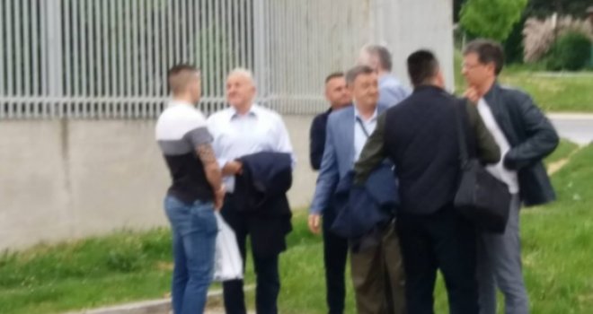 Napustili Sud BiH: Pogledajte izlazak generala Dudakovića i ostalih na slobodu