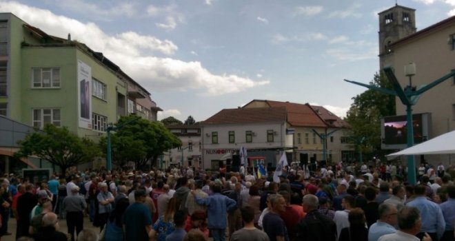 Hiljade ljudi na ulicama Bihaća: Ne damo generala Atifa Dudakovića i oficire Petog korpusa!