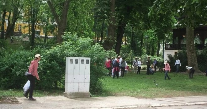 Turisti iz Azije 'zavrnuli rukave' i očistili park u centru Sarajeva