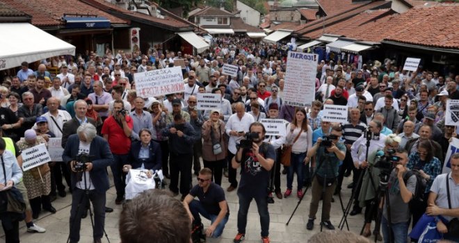 Više desetina građana na mitingu podrške generalu Atifu Dudakoviću u Sarajevu
