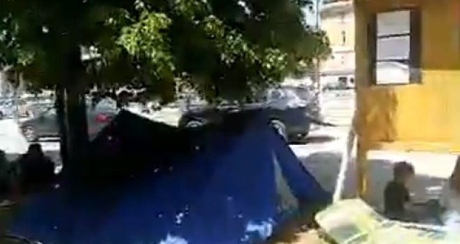 Migranti u šatorskom naselju usred Sarajeva: Spavaju u parku, vrše nuždu gdje stignu, šire se neugodni mirisi...