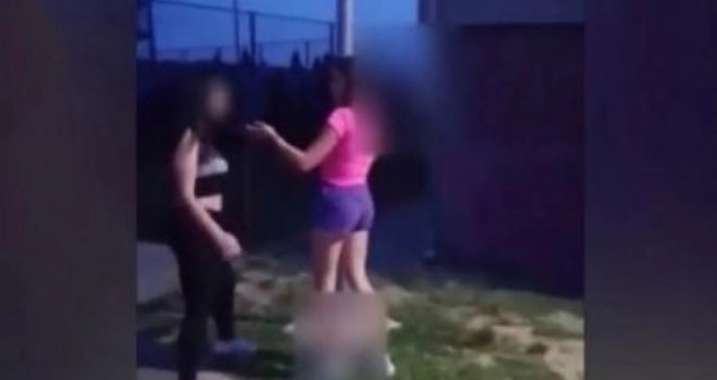 Snimak koji je zgrozio Srbiju: Tinejdžerka iz Beograda surovo maltretira dvije godine mlađu djevojčicu 