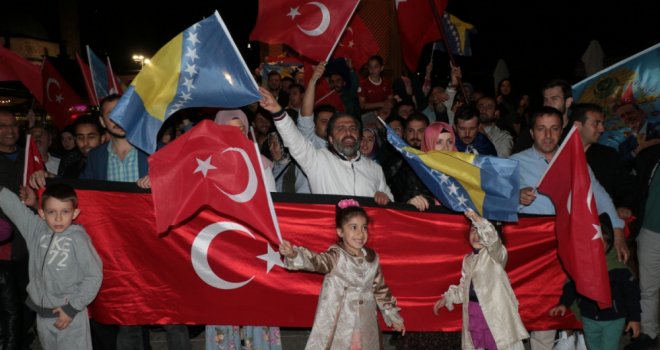 Kolona od Ilidže do centra Sarajeva: Pogledajte kako su Erdoganovu pobjedu proslavili na ulicama Sarajeva