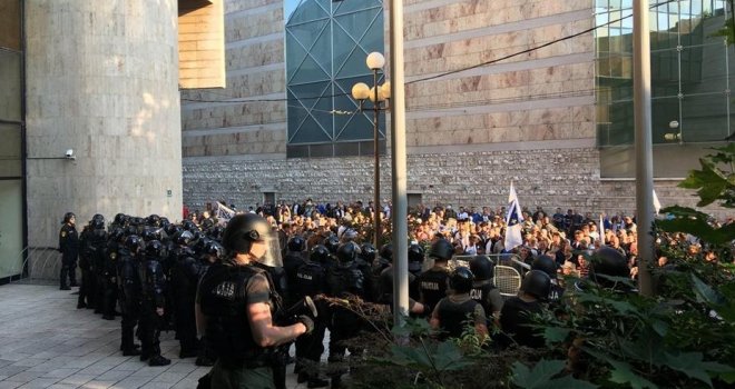 Protesti ispred zgrade Parlamenta FBiH: Došlo do narušavanja javnog reda i mira