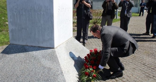 Dodik uzima 'gumicu' u ruke i briše izvještaj o Srebrenici, tu 'zastrašujuću istinu' koju je 2004. godine priznao Dragan Čavić?!