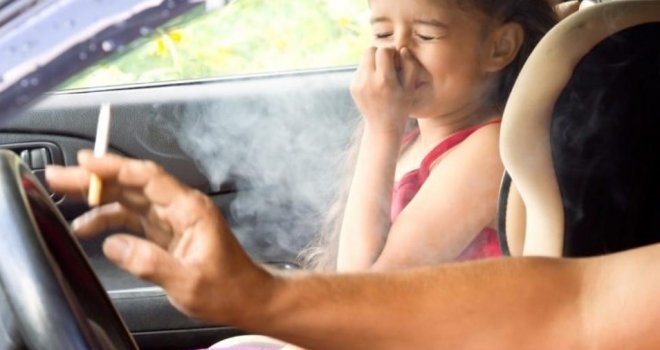 Od sada stroga pravila: Ako pušite u automobilu u kojem prevozite djecu, platit ćete 100 KM kazne, ali to nije sve...  