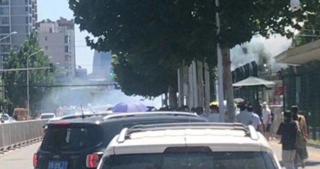 Snažna eksplozija u blizini Ambasade SAD-a u Pekingu, policija zaustavila ženu koja se polijevala benzinom