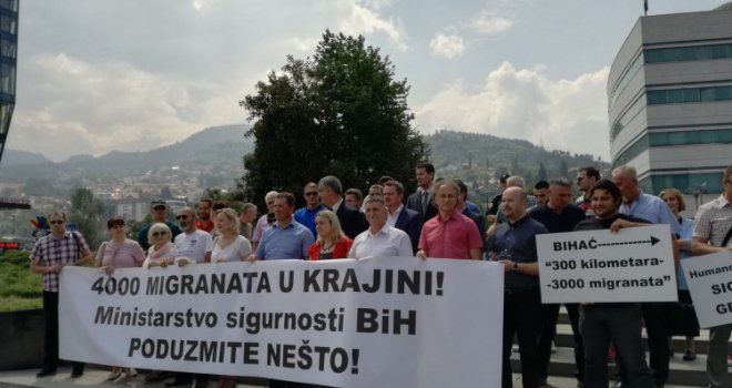 U Sarajevu mirni protest predstavnika lokalnih vlasti iz USK-a: 'Dnevno nam pristiže 30 do 50 novih migranata'