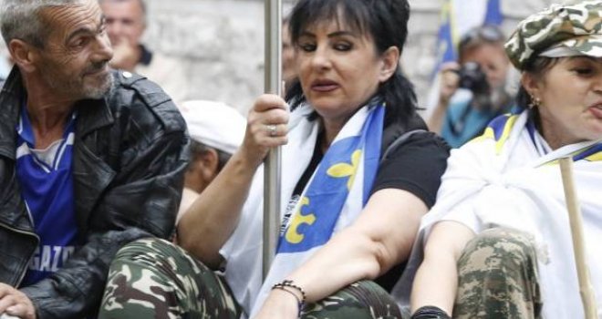 MUP KS otvorio istragu: Traži se žena sa željeznom šipkom i ostali napadači na novinare tokom protesta boraca