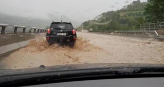 Zbog obilnih padavina obustavljen saobraćaj na autoputu Kakanj-Zenica