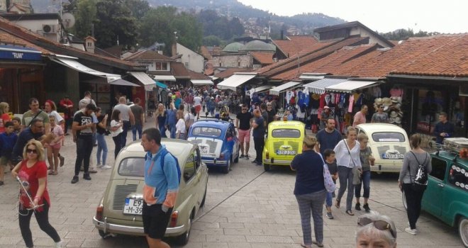 Atrakcija u centru Sarajeva: Fiće okupirale Baščaršiju, stigla i milicija! Izloženo više od 60 legendarnih automobila!