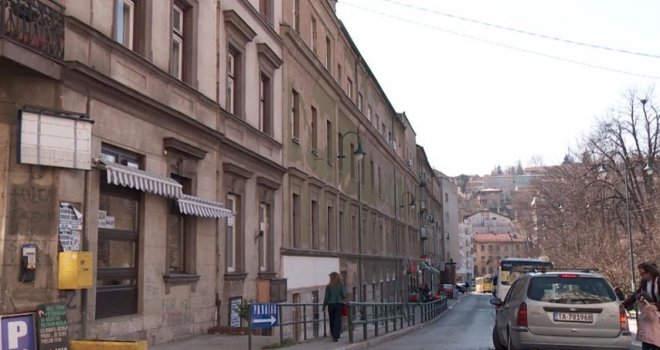 Migranti se uselili u stan Radovana Karadžića u centru Sarajeva