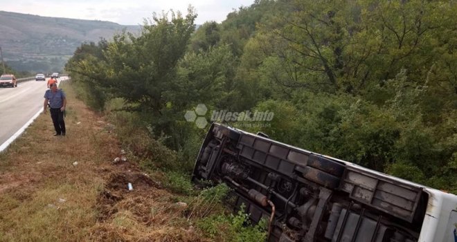 U prevrtanju autobusa kod Mostara povrijeđeno više osoba