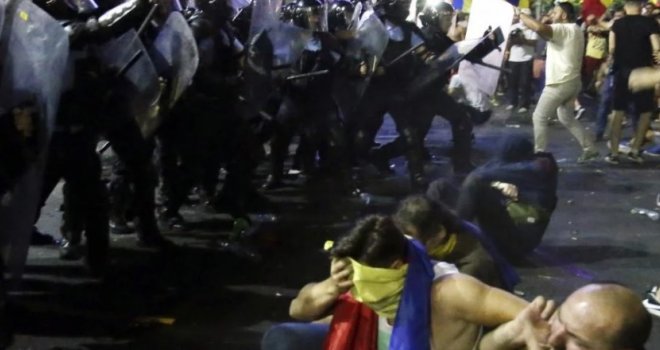  Neviđeni haos u Bukureštu, vodeni topovi, suzavci, neredi: Krenuli na policijski kordon, 440 povrijeđenih