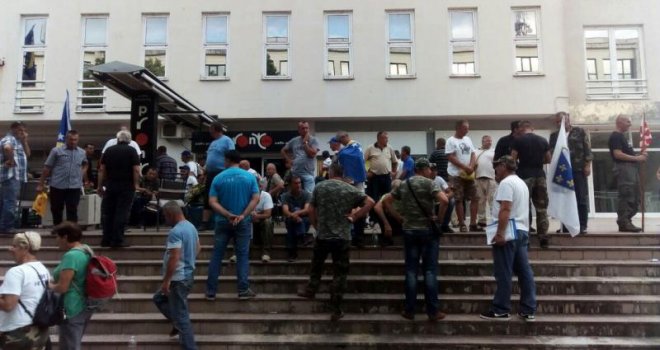 U Mostaru napeta situacija, Zakon opet nije usaglašen: Borci nezadovoljni uzvikivali 'lopovi, lopovi'