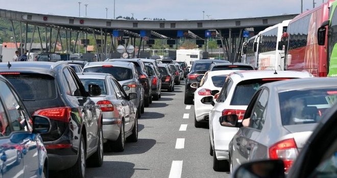 Duga zadržavanja na izlazu iz BiH na tri granična prijelaza, a evo gdje je zaustavljen saobraćaj