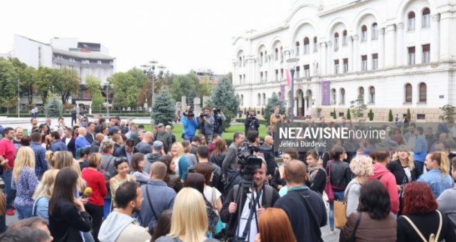 Novinari se okupili ispred Palate predsjednika u Banjaluci: Hoće li svako ko pošteno radi svoj posao proći ovako?