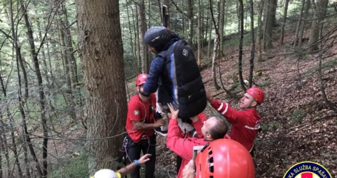 Uspješna akcija GSS-a: Spašen paraglajder koji se zaglavio u krošnji drveta na visini od oko 30 metara