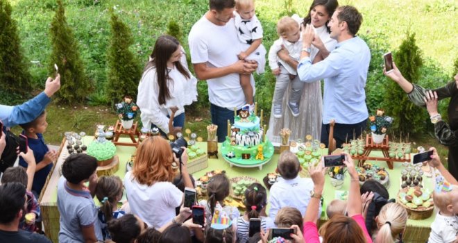 Edin i Amra Džeko na Trebeviću proslavili prvi rođendan sina Danija uz prisustvo brojnih prijatelja i porodice