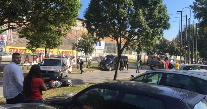 Saobraćajna nesreća u Sarajevu: Automobilom oborila motociklistu, policija i pripadnici Hitne pomoći na terenu