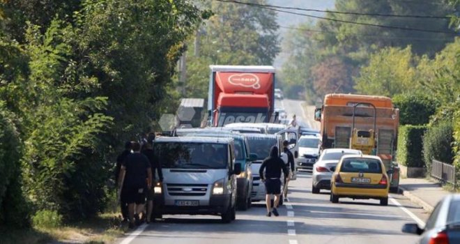 Navijački neredi kod Mostara, ima povrijeđenih: Huligani blokirali saobraćaj autima i kombijima