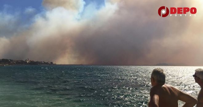 Požar kod Orebića se razbuktao: Evakuiraju se stanovnici i turisti, izgorjelo nekoliko kuća
