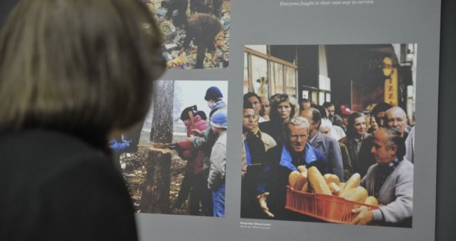 Beograđanka sa suzama u očima, nakon što je pogledala izložbu Opkoljeno Sarajevo: Ovo je strašno dirljivo i neobično...