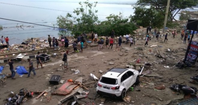 Užas je počeo u petak, mrtva tijela leže po plažama: Stravični cunami nakon zemljotresa rušio sve pred sobom...  