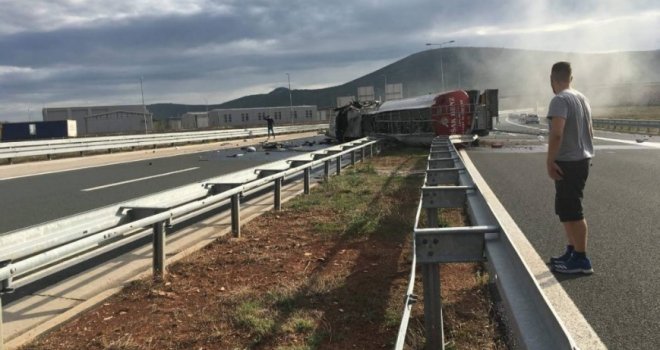 Na autoputu prema graničnom prelazu Bijača u smrskanoj cisterni poginuo vozač