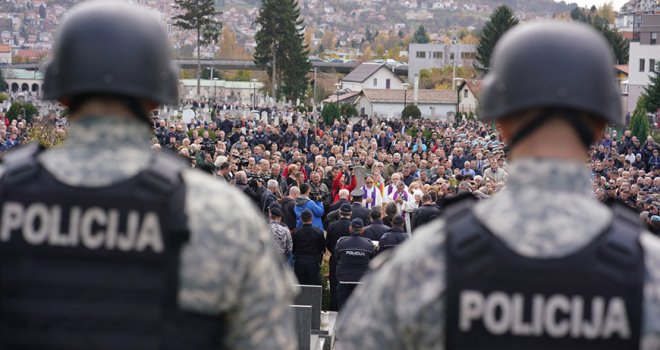 Policajac Davor Vujinović ispraćen na vječni počinak, sahrani prisustvovale stotine ljudi