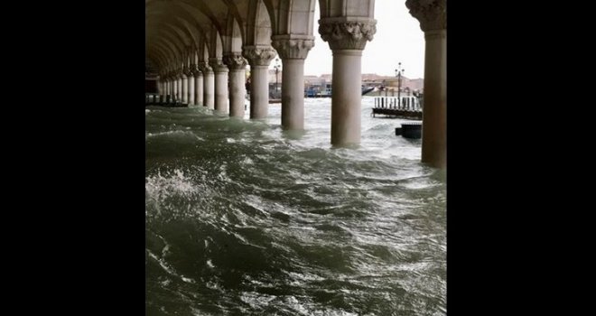Voda nosi sve pred sobom, orkanski vjetar rastura obale: Pogledajte kako izgleda Venecija nakon oluje, a ni Hrvatska...  