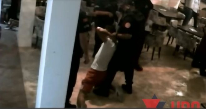 Neviđena policijska tortura nad nemoćnim mladićem: Upali u kafić, oborili ga, šutali, udarali, vukli za kosu...  