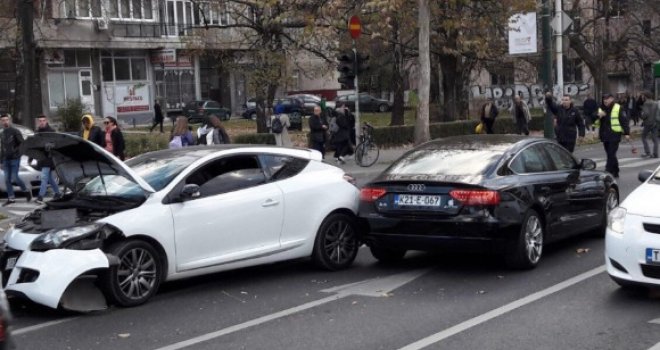 Sudarila se tri automobila u Alipašinoj ulici, kolona vozila do Skenderije