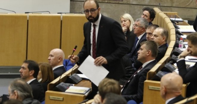 Tek primili mandat, pa već svađa u Parlamentu FBiH: Mušić (SDA) promijenio dnevni red, Mašić (SDP) ga osujetio  