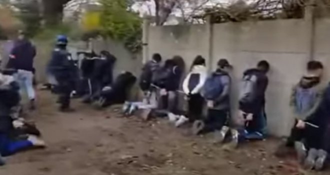 Francuska na rubu pucanja, pogledajte snimak koji je razbjesnio javnost: Natjerali 153 učenika da kleče u blatu