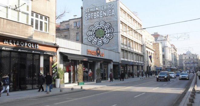 Cvijet Srebrenice na fasadi zgrade u Titovoj ulici u Sarajevu