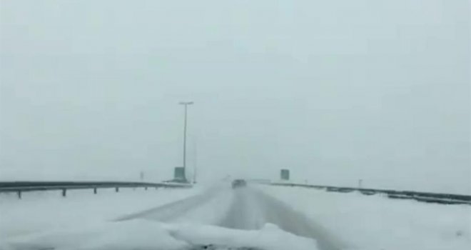 Horor vožnja autoputem Zenica-Sarajevo, i policija morala pješke do mjesta nesreće: '20 vozila snijeg čisti 24 sata'