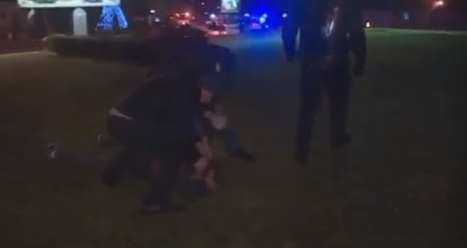 Drž'ga, hvataj! Pogledajte jezivi trenutak - policija mlati bespomoćnog protestanta dok leži na Trgu Krajine