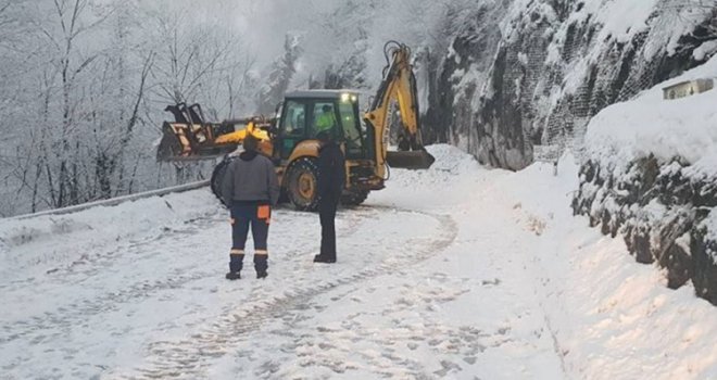 Nakon snježne lavine: Normalizovan saobraćaj na magistralnom putu Kladanj-Olovo