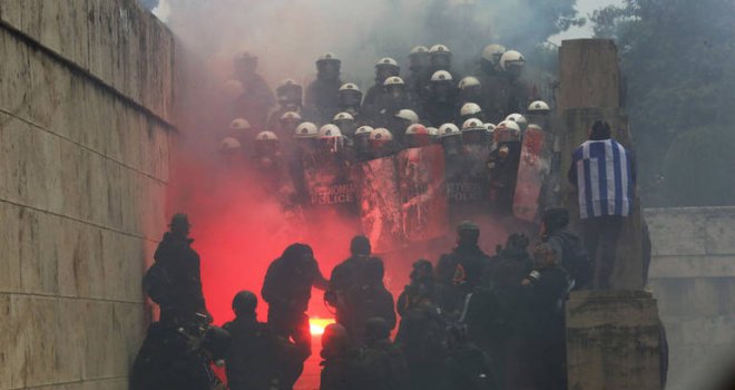 U neredima u Atini povrijeđeno 30-ak osoba, među njima najviše policajca