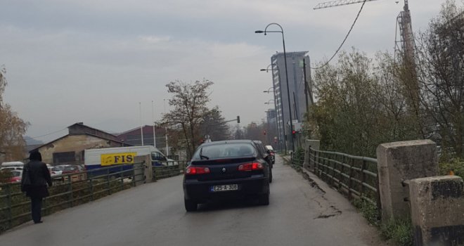 Srušio se dio mosta u Halilovićima, ekipe 'Sarajevogasa' zatvaraju plin