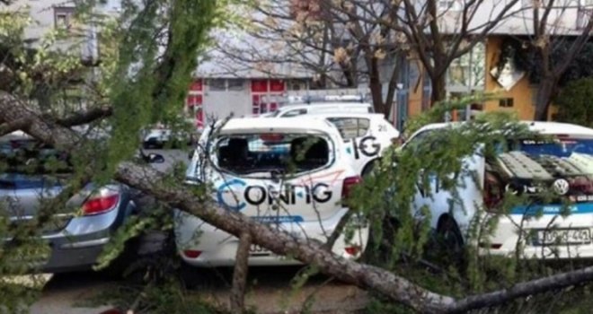 Više osoba povrijeđeno u olujnom nevremenu u Mostaru: Orkanski udar bure bacio ženu, dijete pritisnula garažna vrata...