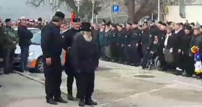 Četnici se danas u Višegradu postrojili u čast zločinca: 'Nemojte da obrukamo našeg Dražu Mihailovića'