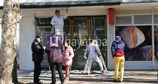 Policija dežura ispred pekare 'Manja' u Vogošći, radnice u strahu: Uklonili plakate koji pozivaju na bojkot 