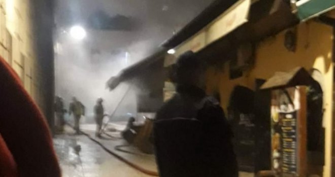 Veliki požar na Baščaršiji, tri vatrogasne ekipe gasile vatru