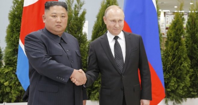 Pogledajte prvo historijsko rukovanje Putina i Kima