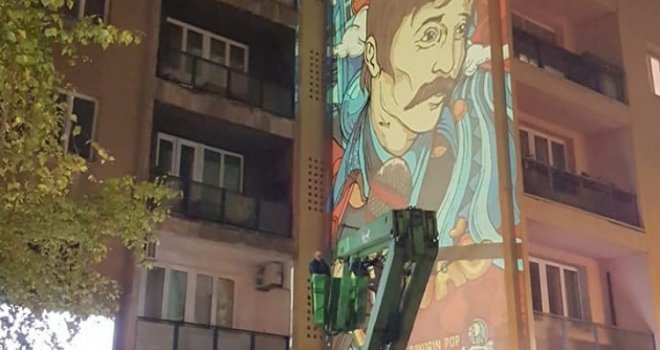 U centru Sarajeva počela izrada velikog murala posvećenog Davorinu Popoviću i legendarnim 'Indexima'